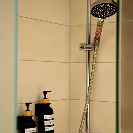 Stilvolle Mit Balkon & Parkplatz Διαμέρισμα